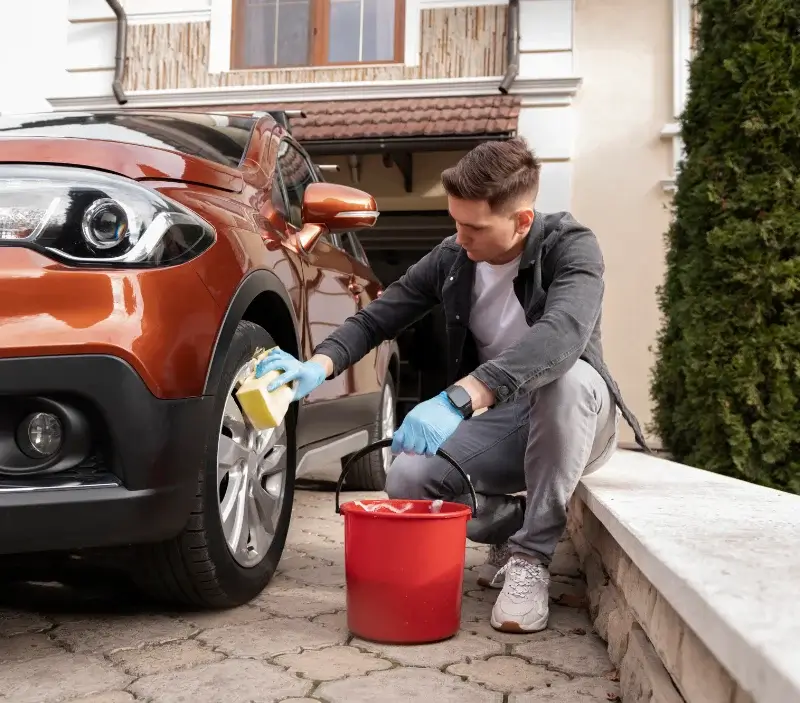 Lavage auto à domicile Cesset : professionnel intervenant sur un véhicule